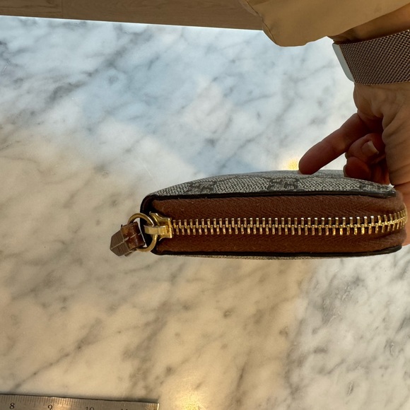 Gucci GG Supreme Tan Monogram Zip Around Wallet - Picture 7 of 12